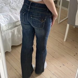 Esprit raka jeans - Raka Lågmidjade/midrise jeans från Esprit. Det är min mammas gamla och är köpta för länge sen. Innerbensmåttet är 82cm, midjemåttet (rakt över midjan) är 37cm🤍 Jag har lagt in en resår i midjan så man kan knyta åt som man vill själv, eller ta bort enkelt💕