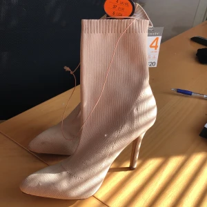 Beige Ankelboots - Beiga Ankelboots, tygklackar. Helt nya oanvända, orginellt kostar dom 20pound. Storlek 37❤️‍🔥