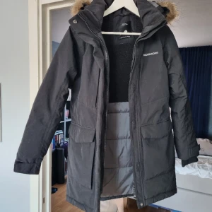 Vinterjacka - Varm vinterjacka från Didrikson i mycket gott skick. Sparsamt använd. Strl 160