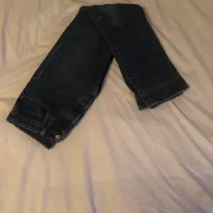 Det här är mina gamla Levis 501 jeans köpta för 700kr. Skick 7/10. W25 L32. Pris kan diskuteras vid seriös köpare!