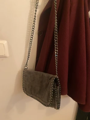 Fin väska - Säljer en jätte fin axelband väska som jag köpte för nått år sen men säljer för jag inte använder den. Köpte för 350kr men säljer för 90. Hör av er vid frågor eller fler bilder.☺️🙌