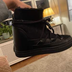 Inuikii skor i svart med inbyggd klack (ca.5cm) i stl.40. Jättefint skick. Nypris ca 3 600kr 