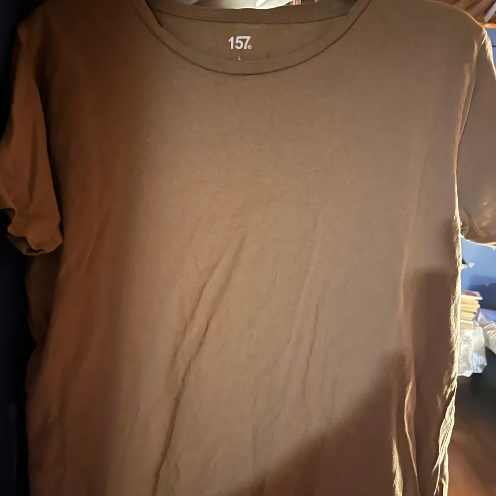 Säljer min två tröjor från Lager 157. En är i organisk bomull och en i Viskos. Sparsamt använda och säljs till ett paketpris :). T-shirts.