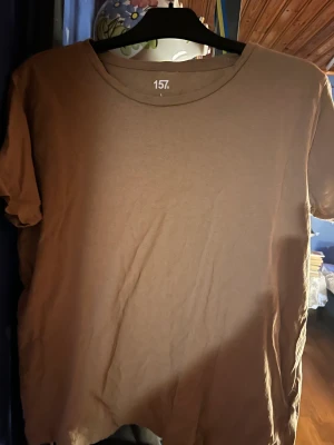 T-shirts från Lager 157 - Säljer min två tröjor från Lager 157. En är i organisk bomull och en i Viskos. Sparsamt använda och säljs till ett paketpris :)