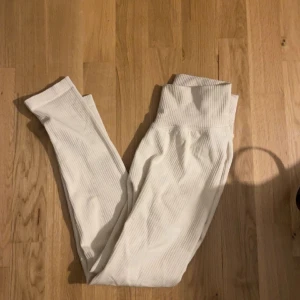 Träningstights  - Säljer ett par helt oanvända träningstights🤍ribbade och i ett stretchigt material, superbekväma på