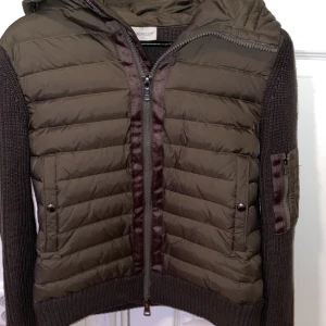 Moncler cardigan - Säljer nu min skit feta moncler jacka. Anledningen för att jag säljer den är för att den blivit för liten för mig och inte kommer till någon användning. Jackan är i gott skick och det finns även kvitto! Jackan är storlek S men passar även M