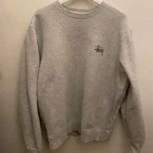 Grå stussy sweatshirt. Jättebra skick, nästan som ny. Storlek M, men fungerar för ni som har S och Xs också. 