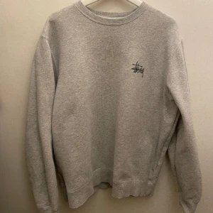 Stussy sweatshirt  - Grå stussy sweatshirt. Jättebra skick, nästan som ny. Storlek M, men fungerar för ni som har S och Xs också. 