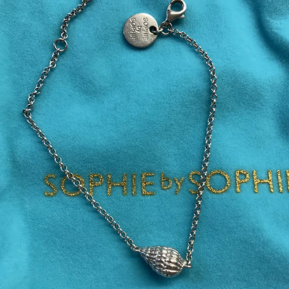 Armband från Sophie By Sophie  Smal kedja med berlock I form av en snäcka , i silver  Använd men i helt & fint skick Skicka ett meddelande för fler bilder / frågor :) . Accessoarer.