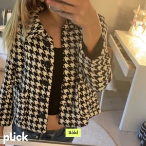 Trekvarts ärmad jacka  - Säljer denna jacka som jag köpte på plick men tyvärr inte passa.