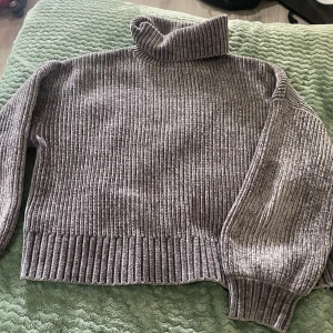 Tjocktröja - Grå kortare tjocktröja med krage, använd 1 gång 