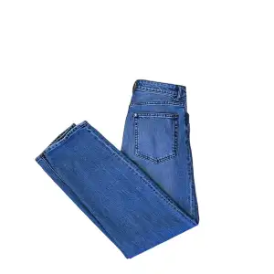 Ett par fina blå jeans. Straight fit. Bra skick, använda endast en gång. Skriv vid intresse!