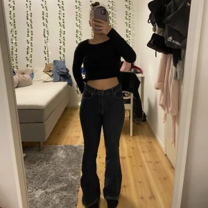 DrDenim bootcut jeans - Ett par Jeans från DrDenim. Jeansen är bara använda ett par gånger och därför i väldigt bra skick. Dom är high waist. Jeansen kommer inte till användning och därför säljs dom. Priset går att diskuteras💕