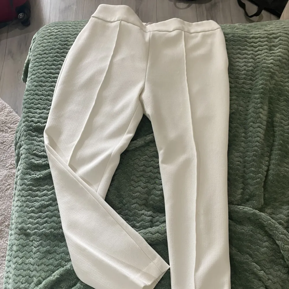 Vita kostymbyxor med mid Rise som använts en gång. Jeans & Byxor.