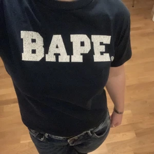 Bape tee - Sjukt nice bape tshirt! Bästa passformen jag har sett på en tshirt någonsin. Trycket är krackelerat därav priset men tycker det ser ut som att de är meningen!