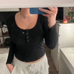 Svart topp - Säljer denna super söta toppen, svart ribbad med knappar som går att öppna om man vill💕