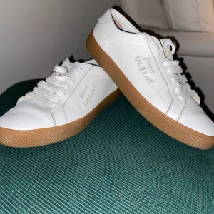 Yves saint laurent sneakers - Ett otroligt fräscht par saint laurent skor. Skorna har tecken på användning men har fortfarande mycket kvar att ge. Kan tänka mig att sänka priset vid snabba affär. Nypris 4,5k. Tveka inte på att höra av er ifall ni har frågor eller vill se fler bilder!