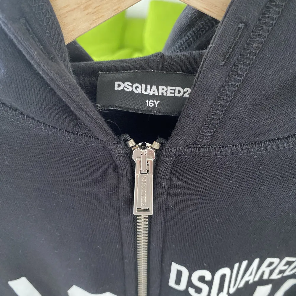 Dsquared hoodie i suveränt skick köpt från farfetch för 2499  i somras och säljer den på grund av att jag inte gillar den längre . Hoodies.