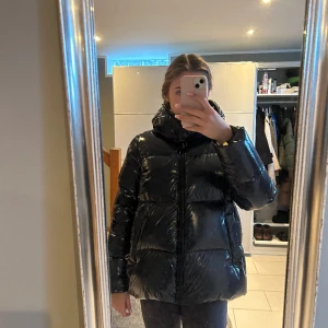 Tommy hillfiger dun jacka - Super fin mörk marinblå blå puffer dun jacka från Tommy. I fint skick. I storlek m men passar s bra också. Skicka meddelande för fler bilder!