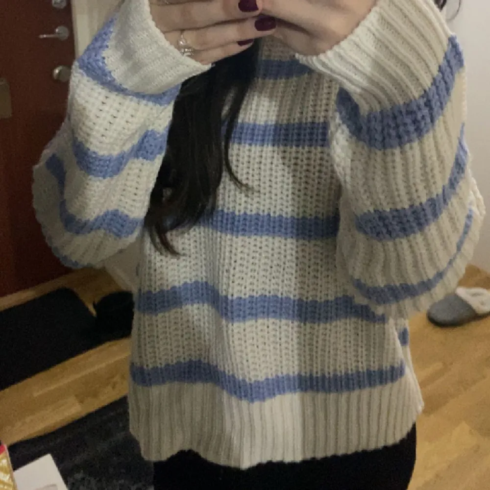 En super fin randig stickad ströja som är knappt använd, köptes i London för nån månad sen! Jag bär xs men funkar lika bra för S!  Pris går att diskuteras!💕😊. Neuleet.