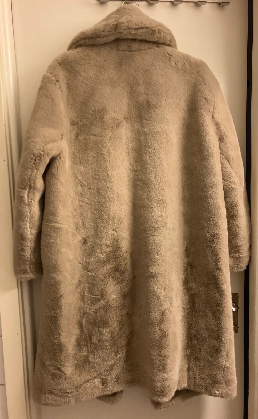 Faux fur kappa från Mango. Ljusbeige kall färg, använd fåtal gånger, strl L. Köparen står för frakt . Jackor.