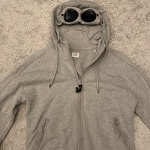 Cp company zipup - Tjena säljer min cp company tröja då jag ej använder den längre. Den är i storlek m. Nypris:3700 Mitt pris:799 Tveka inte med att höra av dig!