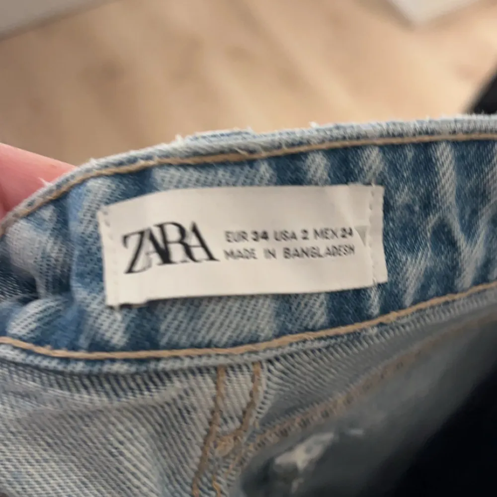 Säljer dessa fina jeans ifrån zara i storlek 34, då dem inte längre kommer till användning.💓kontakta för frågor. (De 2 första bilder lånade). Jeans & Byxor.
