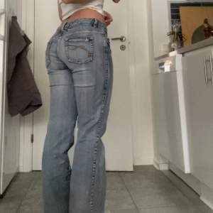 Jättefina bootcut jeans i storlek 38, sitter bra på mig som är ca 165💗