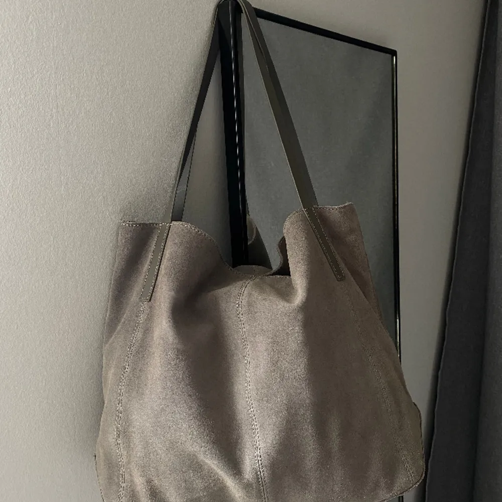 Säljer denna fina gråa mockavädka som jag endast har använd några gånger. Tyvärr har väska fått några små fläckar, men dom syns inte så mycket.  💕 Med rätt verktyg och medel tror jag att man kan få bort fläckarna lätt.💕. Väskor.