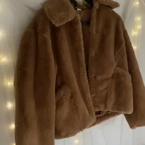 En ljusbrun fluffig/teddy jacka ifrån Hm 💕 Helt i nyskick. För fler bilder så kontakta mig:) 