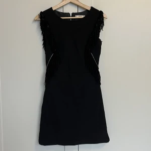 Klänning - Svart klänning med nitar och fransar