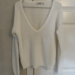 NA-KD vit stickad tröja - Djup v-ringning. Nyskick stl S.