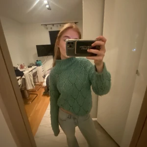 Stickad tröja - Så unik grön stickad tröja💚💚strl 152 men passar mig som vanligtvis har xs-s