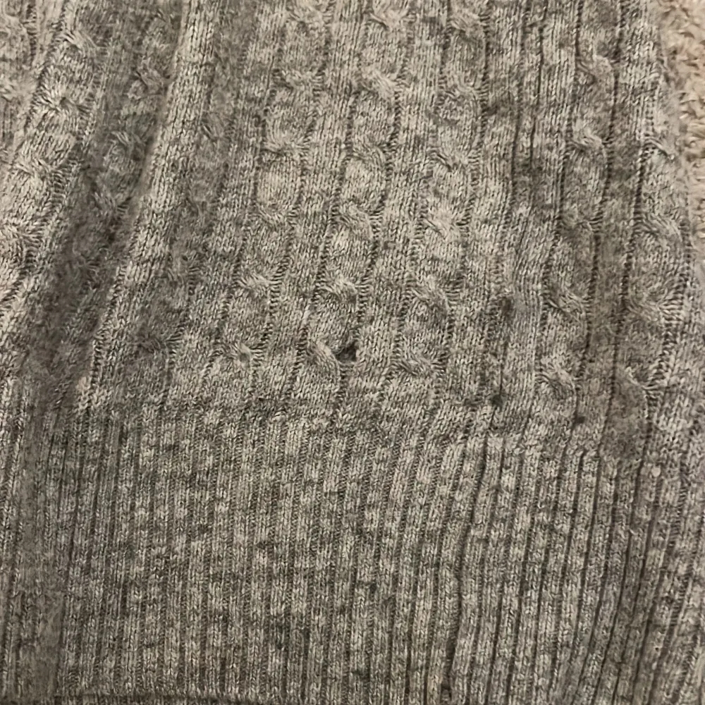 Säljer denna superfina kabelstickade tröja som är perfekt året om då den är lagom varm 💗köptes på Sellpy i gott skick endast ett litet hål (se bild) som inte syns 💗. Tröjor & Koftor.