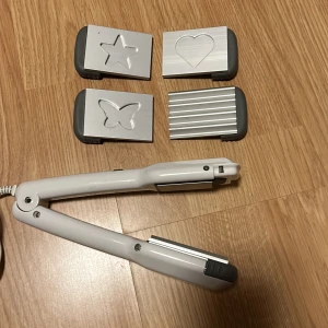  Krustång  - Krustång från Melissa. Medföljer även andra mönster så som hjärta, stjärna och fjäril. Man skjuter på mönstret man vill ha på tången. Kartong till medföljer.