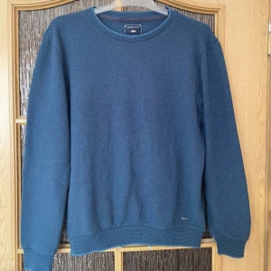 Stickad tjocktröja - En fin stickad tjocktröja i storlek M. Tröjan är i väldigt bra skick och från märket Cross Jeans