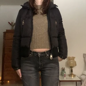Miss Sixty-jacka - Vintage vinterjacka från Miss Sixty! 🤩 Fodrad och jättevarm, har silverdetaljer och luva ❤️‍🔥