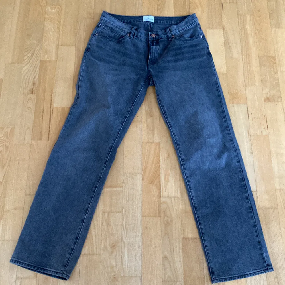 Feta raka grå Jeans från Abrand. Sjyssta jeans nu till Vintern, köpt nya för ett halvår sedan och är typ i samma skick som vid köp. Hör av er vid intresse eller frågor!. Jeans & Byxor.