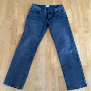Feta raka grå Jeans från Abrand. Sjyssta jeans nu till Vintern, köpt nya för ett halvår sedan och är typ i samma skick som vid köp. Hör av er vid intresse eller frågor!