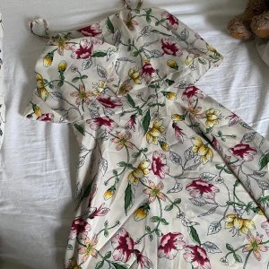 Blommig Klänning - Från prettylittlething, så fin och använd endast en gång! 