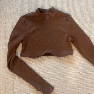 Croptop långärmad  - Går under brösten, ärmarna går ner till handen där det finns ficka för tummen