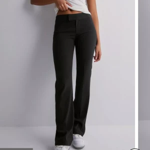 Svarta lågmidjade kostymbyxor💞 - Säljer dessa helt nya lågmidjade kostymbyxor från Nelly. De passade inte mig i storleken, och lappen sitter kvar.❄️