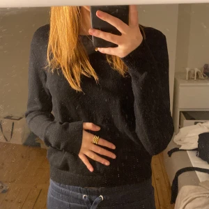 Stickad tröja  - Svart ifrån Jacqueline de yong, köpt på Nelly🤍Inga defekter och nästan inte nopprig. Storlek s men passar också xs perfekt 