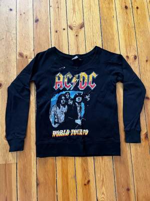 En svart tjocktröja med AC/DC-tryck, köpt här på plick. Den har en ganska stor urringning, så jag har använt den som en off shoulder. Jag skulle säga att den en tjocktröja i materialet, men den är inte så varm. Jättecool till alla outfits!!