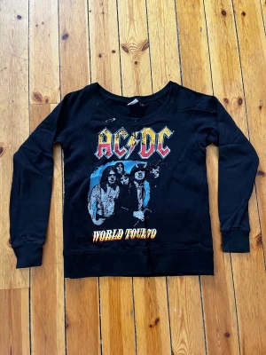 AC/DC tröja - En svart tjocktröja med AC/DC-tryck, köpt här på plick. Den har en ganska stor urringning, så jag har använt den som en off shoulder. Jag skulle säga att den en tjocktröja i materialet, men den är inte så varm. Jättecool till alla outfits!!