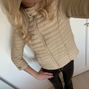 Trekvartsärmad jacka - Så sjukt snygg trekvartsärmad jacka som lite liknar hernojackorna🥰 från märket amisu och den är bara använd ett fåtal gånger så den är i mycket bra skick 