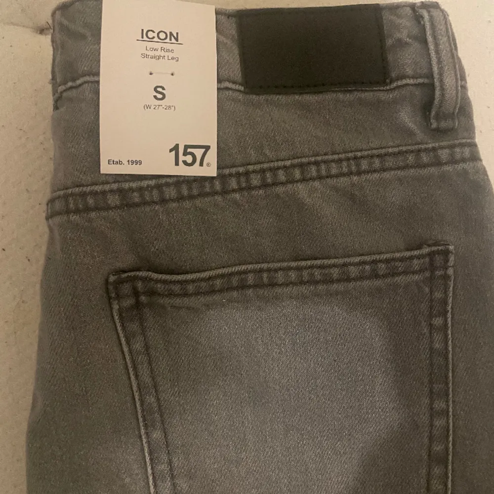 Säljer ett par gråa lowrise jeans från lager 157 i modell ”icon” i storlek S. Helt nya och oanvända, lappar sitter kvar. Säljer pågrund av att storleken var fel. . Jeans & Byxor.
