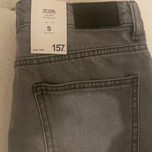 Säljer ett par gråa lowrise jeans från lager 157 i modell ”icon” i storlek S. Helt nya och oanvända, lappar sitter kvar. Säljer pågrund av att storleken var fel. 