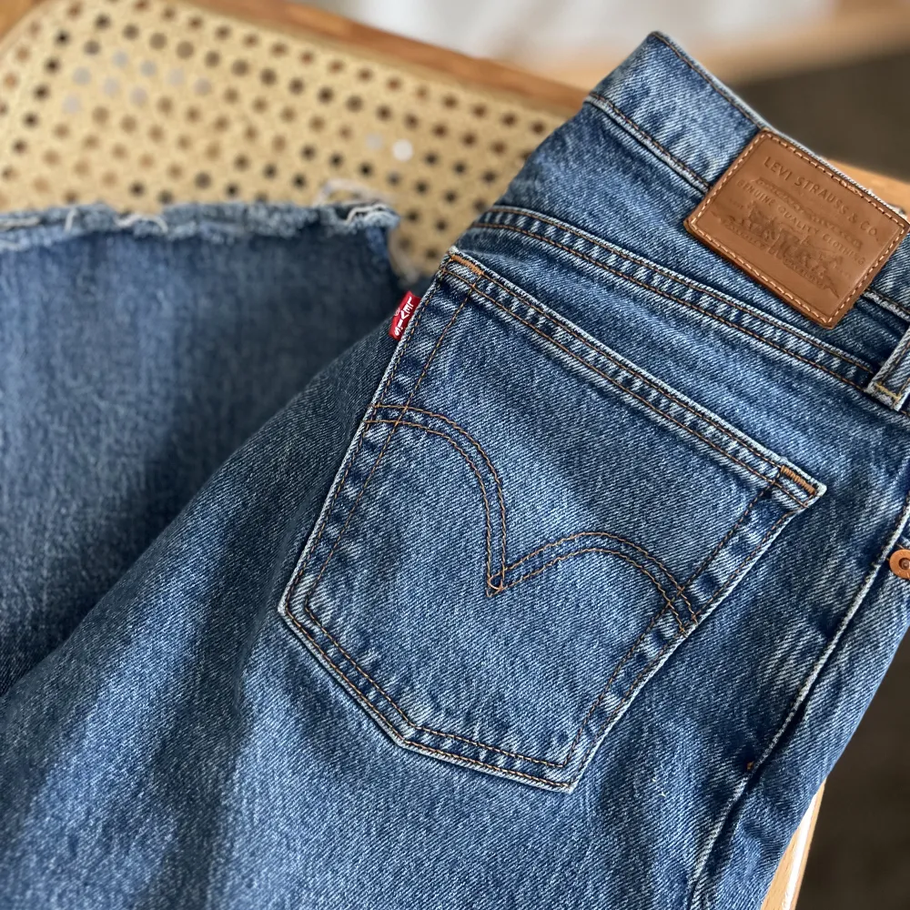 Levi’s-jeans ribcage straight i fint skick!  W28, L27 Så skön modell och fin passform! Har dessvärre blivit för stora & kommer inte till användning! . Jeans & Byxor.