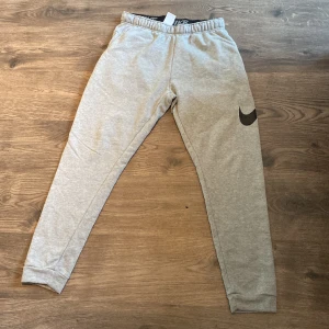 Nike mjukis  - Säljer min gråa Nike mjukis då dem är små för mig. Hör av er vid frågor.